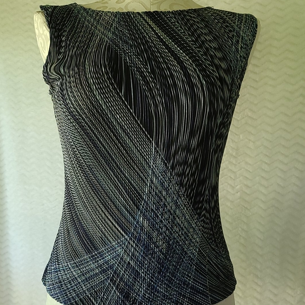 Eyeshadow multicolored sleeveless top